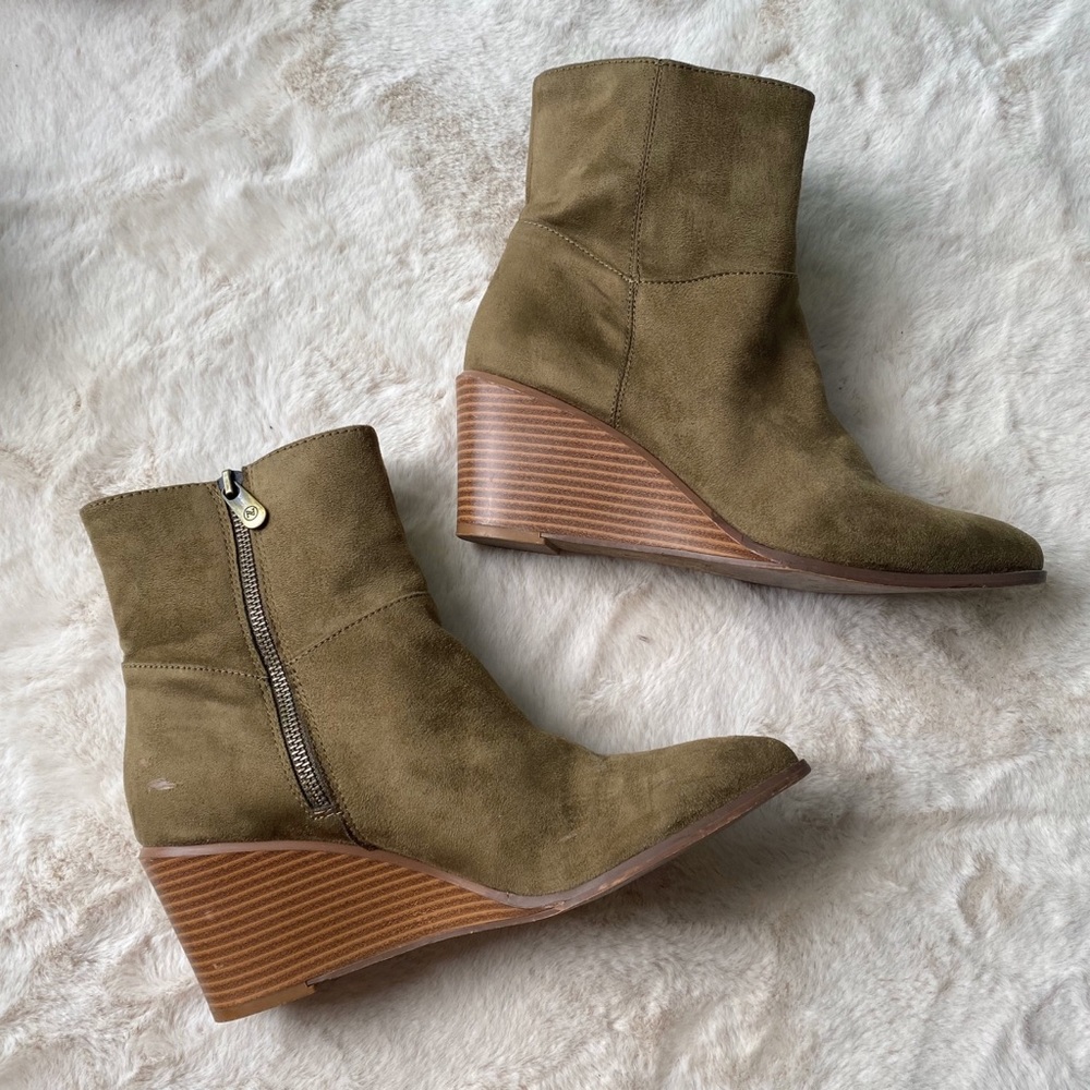 🍃 ADRIENNE VITADDINI OLIVE GREEN TAN WEDGE BOOTIES!